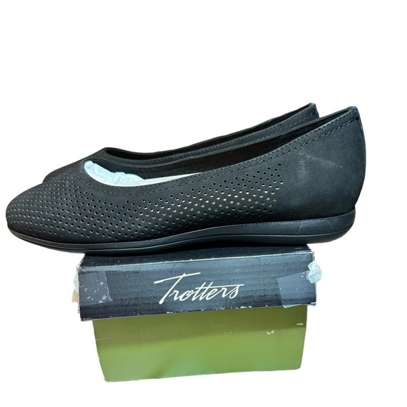 Trotters Darcey Nubuck Perforated Flats 7W - Picture 2 of 9